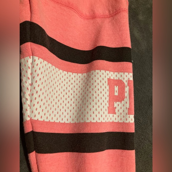 Pink Victoria’s Secret sweatshirt. Size XS. Runs bigger - Picture 7 of 8